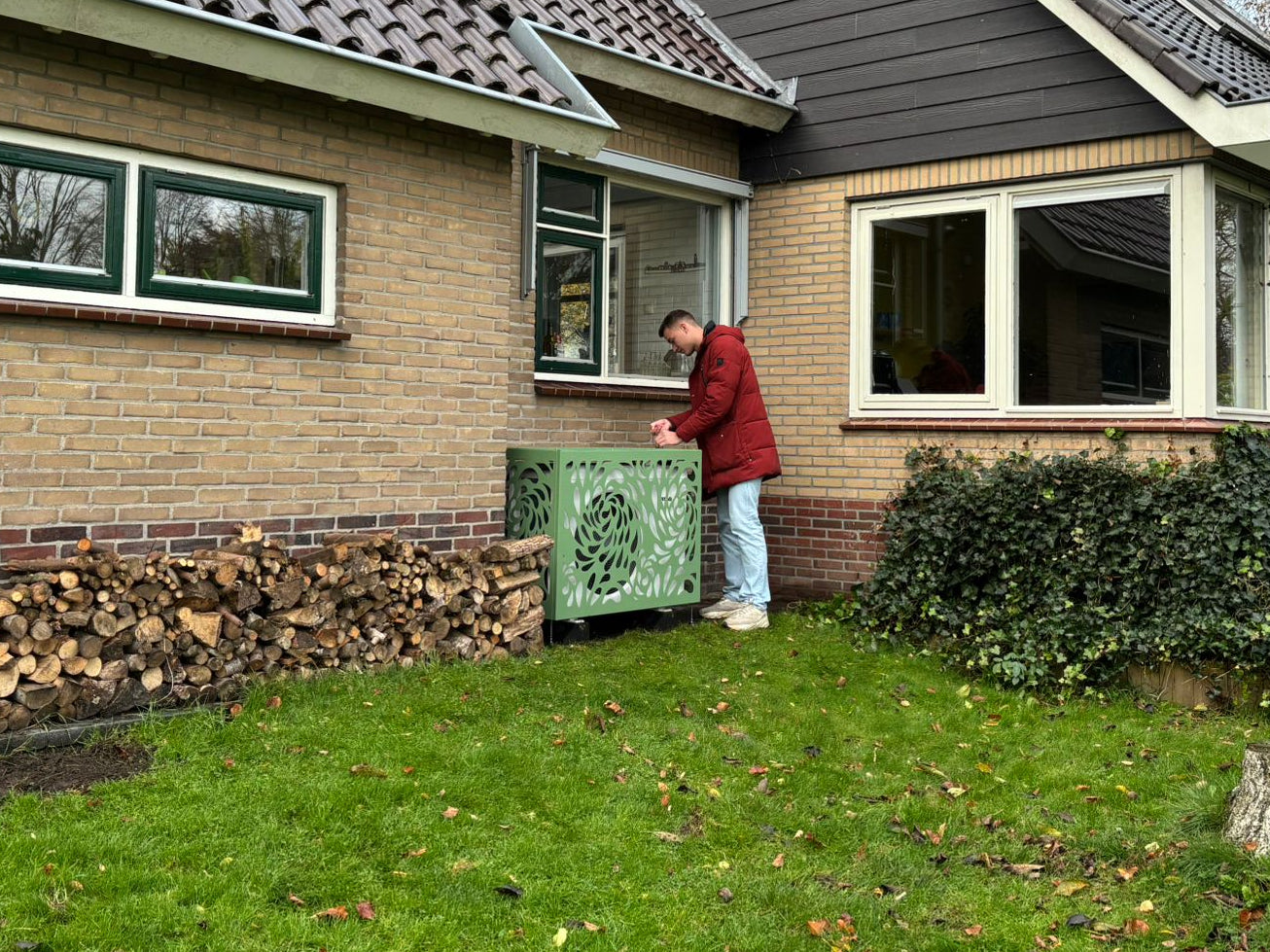 Airco omkasting naast huis